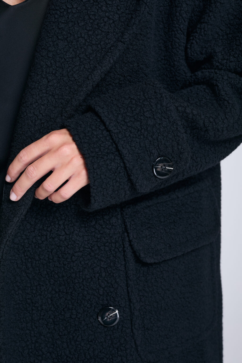 Płaszcz-z-wełny-boucle-czarny-Franko-detal-rekaw