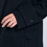 Płaszcz-z-wełny-boucle-czarny-Franko-detal-rekaw