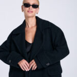 Płaszcz-z-wełny-boucle-czarny-Franko-przod-detal