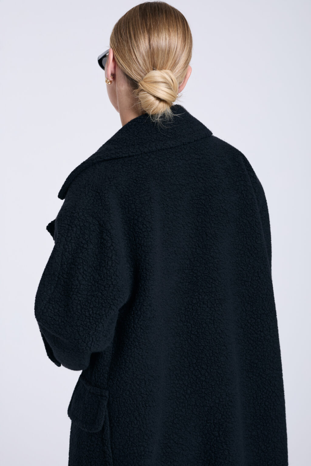 Płaszcz-z-wełny-boucle-czarny-Franko-tyl