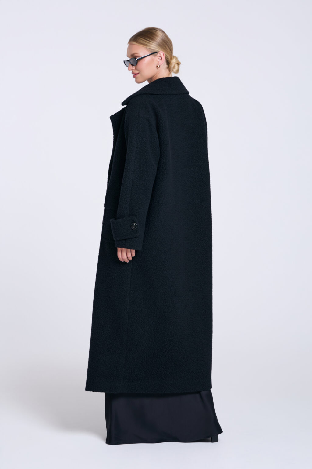 Płaszcz-z-wełny-boucle-czarny-Franko-tyl-dlugi-plaszcz