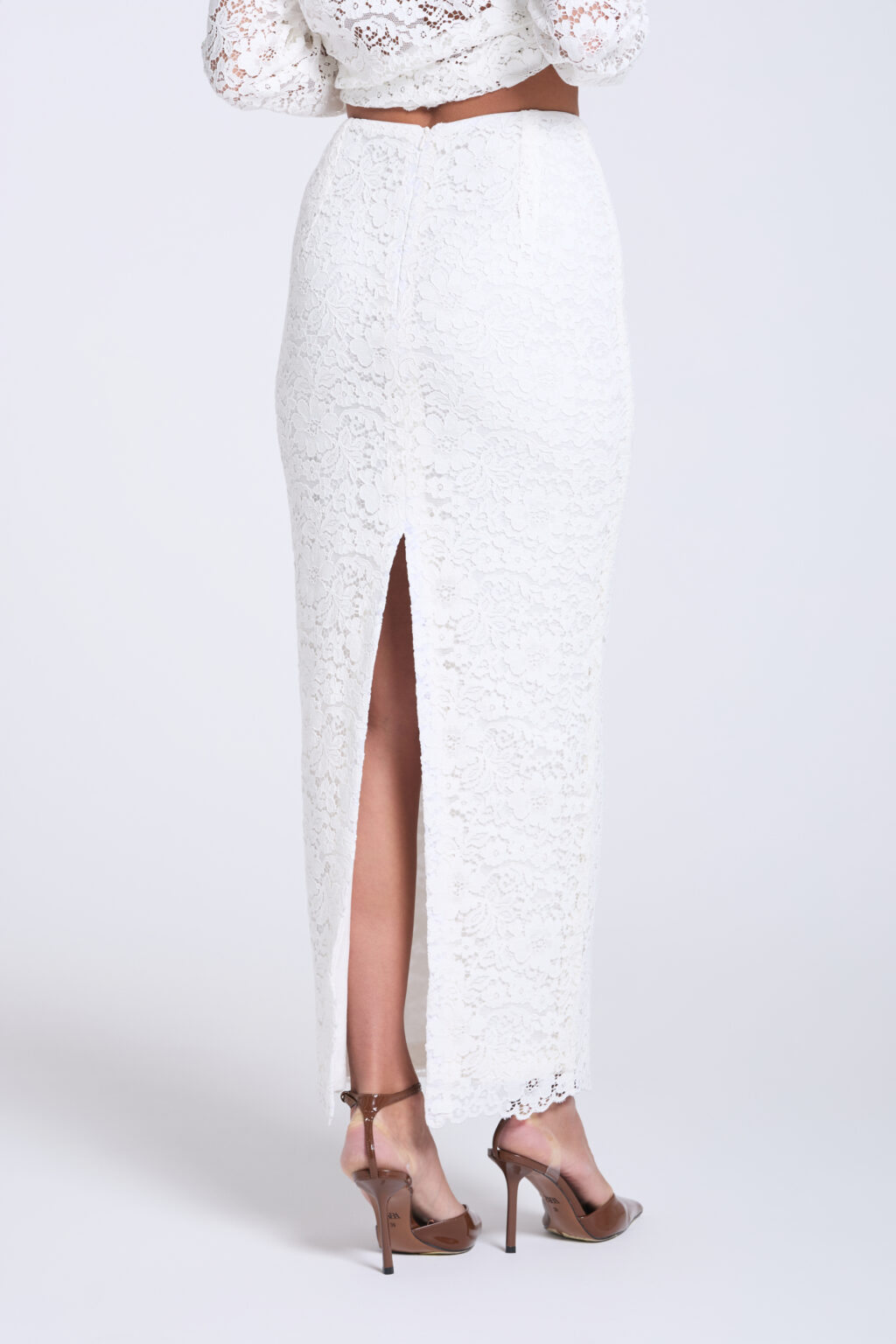 Spódnica-koronkowa-długa off-white-Marlen-detal