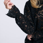 Spódniczka-mini-koronkowa-czarna Kendal-czarna-detal