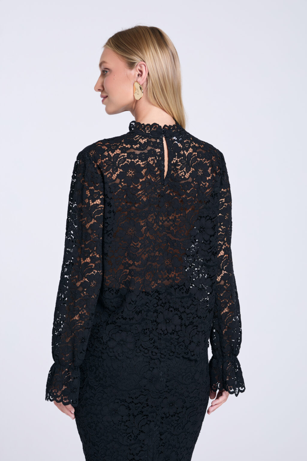 Spódniczka-mini-koronkowa-czarna Kendal-tyl