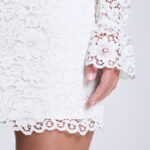 Spódniczka-mini-koronkowa-off-white-Kendal-bluzka-detal