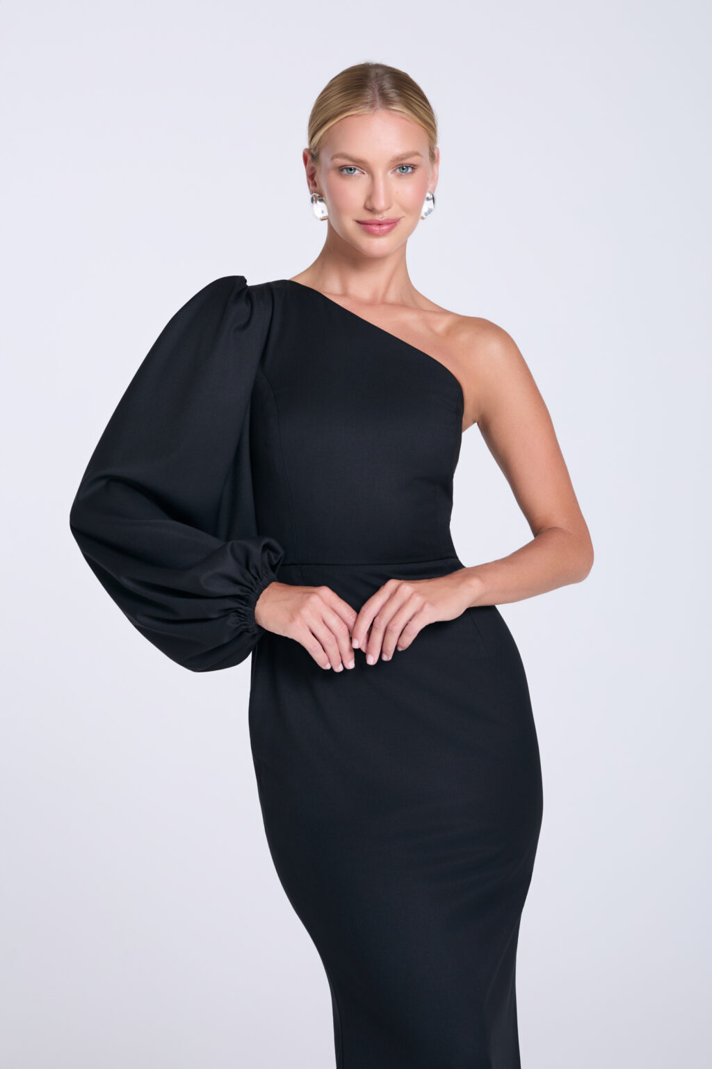 Sukienka-asymetryczna-z-bufiastym-rękawem-Elen