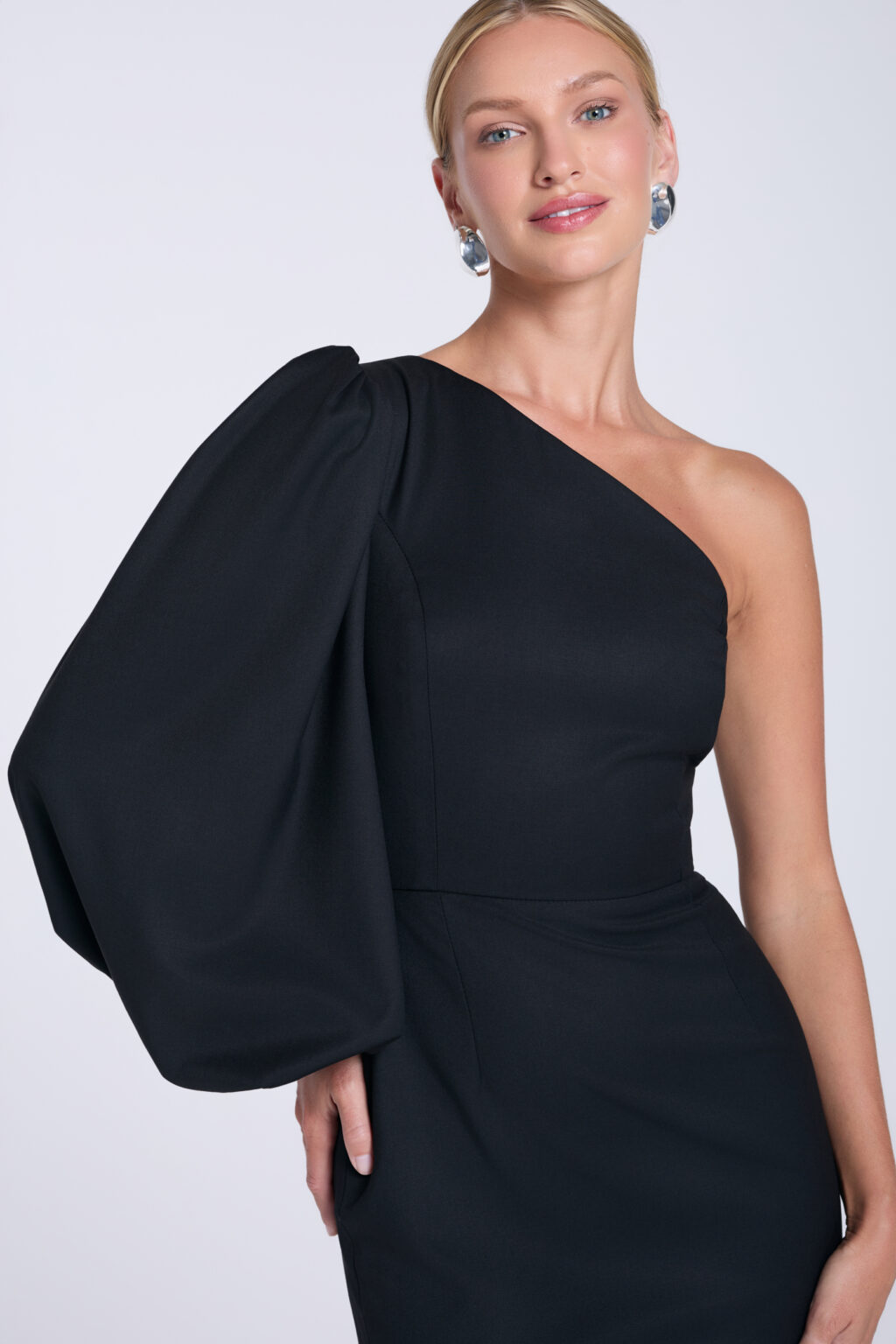 Sukienka-asymetryczna-z-bufiastym-rękawem-Elen-detal