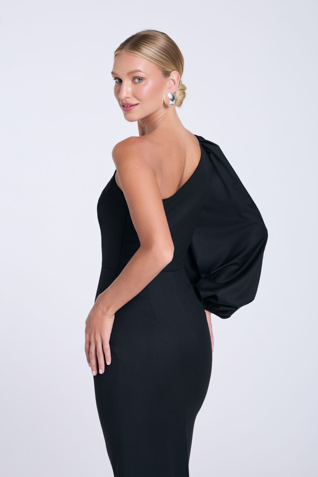 Sukienka-asymetryczna-z-bufiastym-rękawem-Elen-tyl