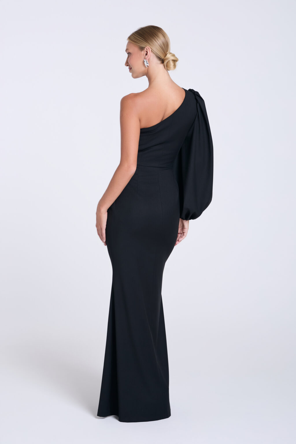 Sukienka-asymetryczna-z-bufiastym-rękawem-Elen-tyl-sukienka-maxi