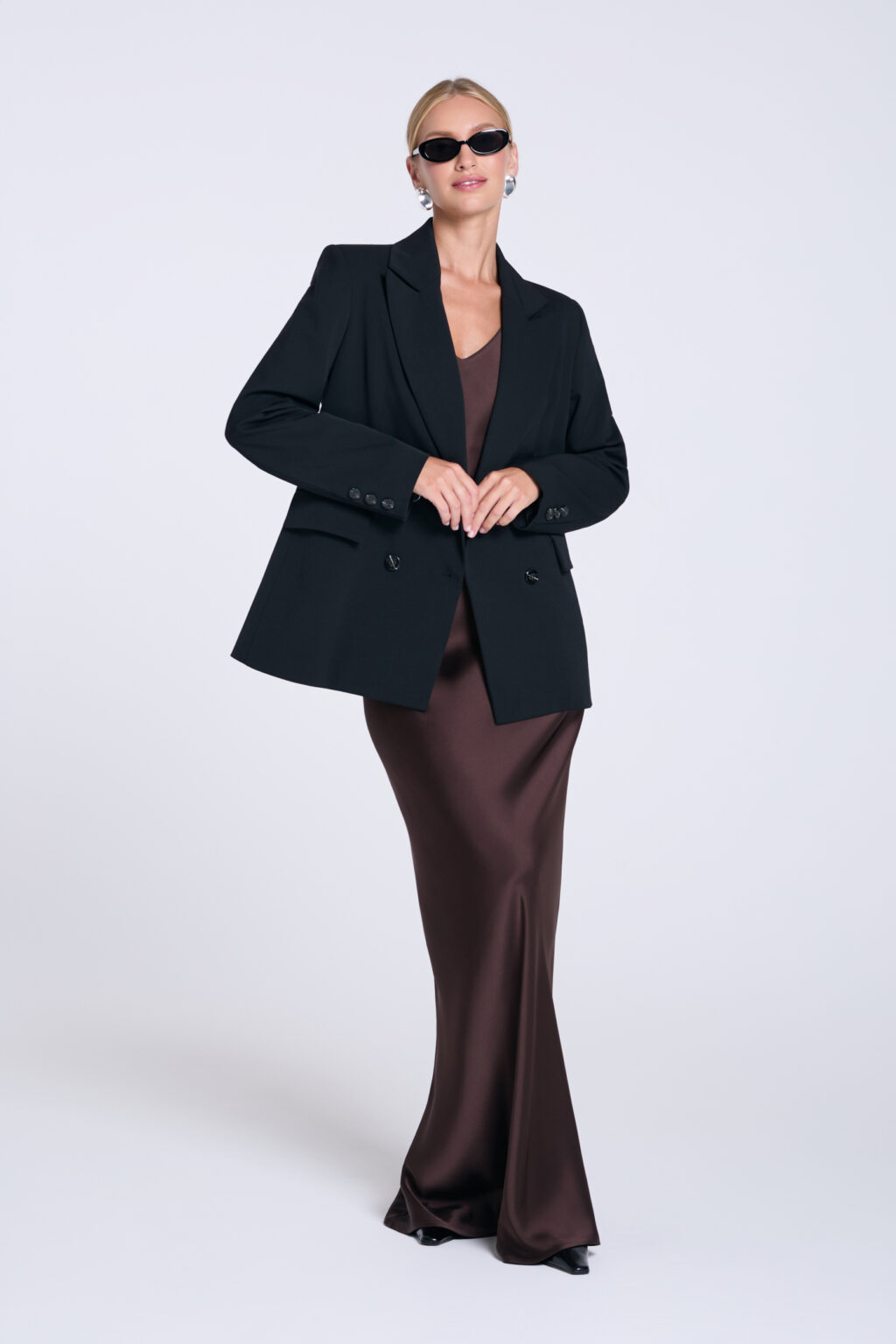 Sukienka-maxi-na ramiączkach-brązowa-Ivy-przod-czarna-marynarka