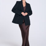 Sukienka-maxi-na ramiączkach-brązowa-Ivy-przod-czarna-marynarka