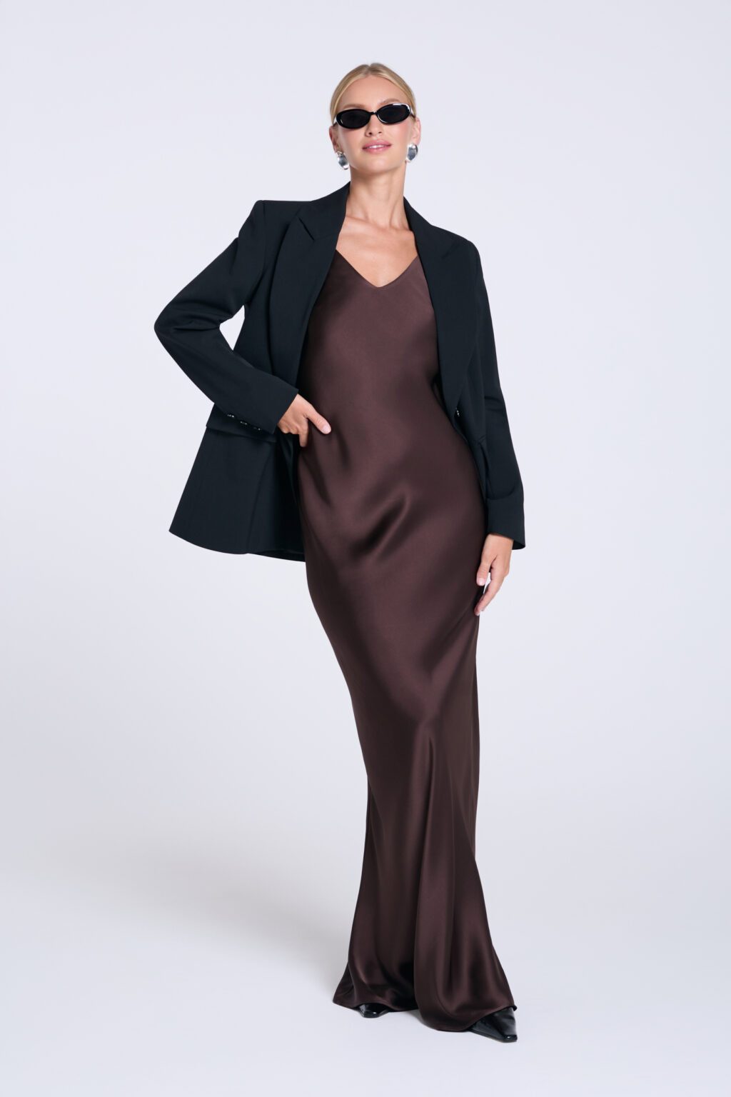 Sukienka-maxi-na ramiączkach-brązowa-Ivy-z-czarna-marynarka