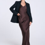 Sukienka-maxi-na ramiączkach-brązowa-Ivy-z-czarna-marynarka