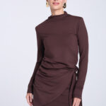 Sukienka-mini-z szarfą-brązowa-Harper-przod