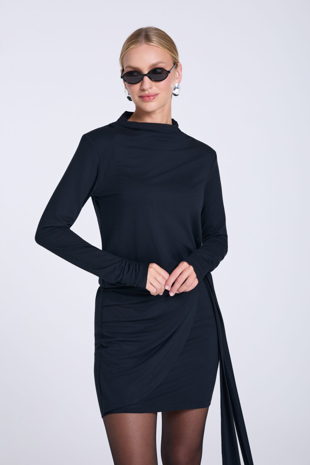 Sukienka-mini-z-szarfą-czarna-Harper-przod