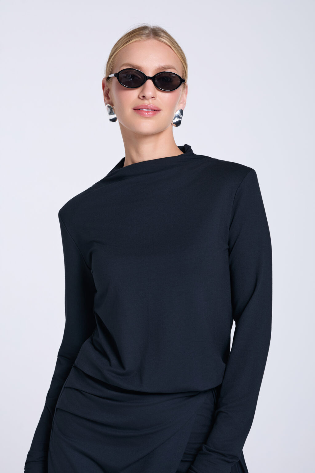 Sukienka-mini-z-szarfą-czarna Harper-przod-detal