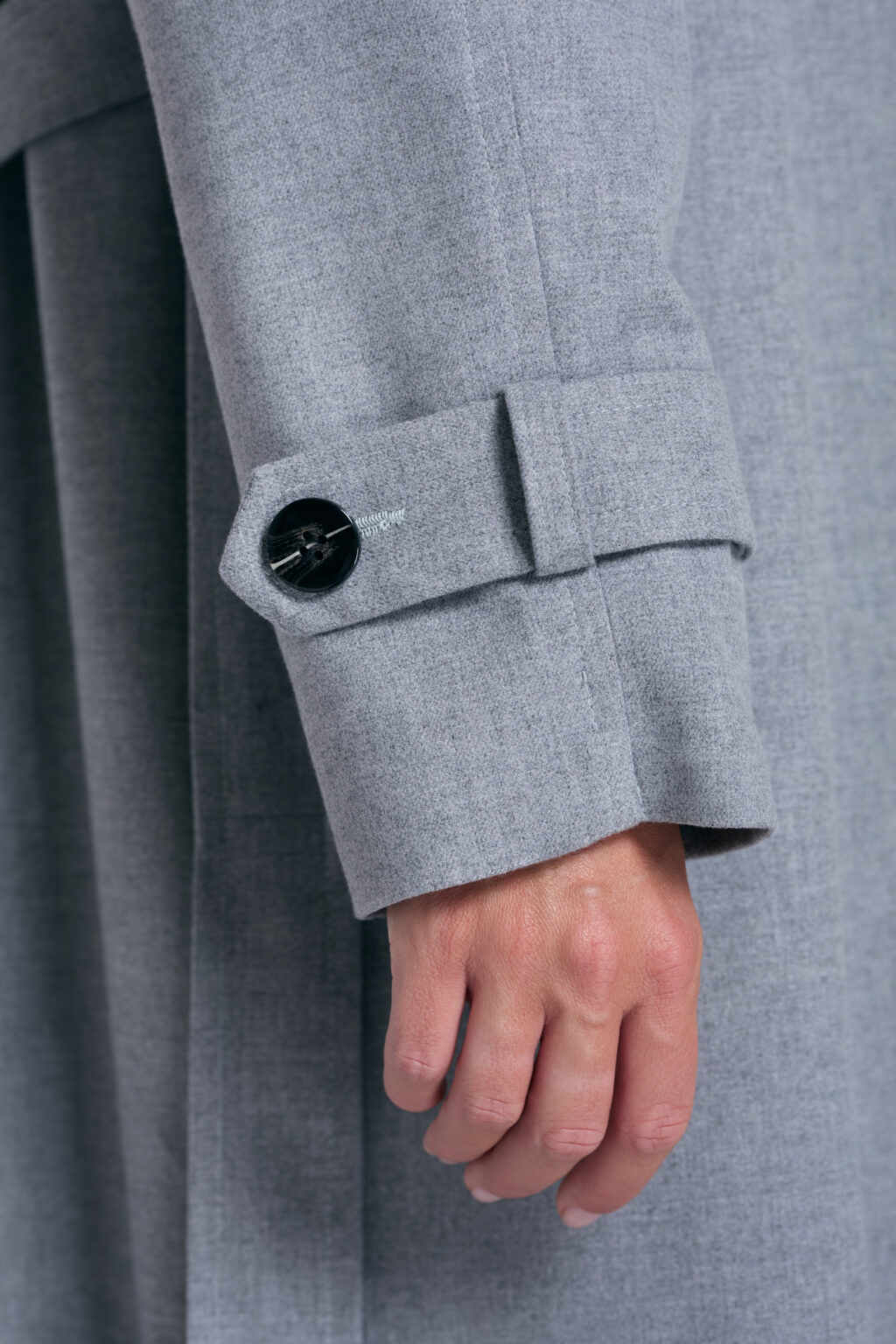 Trencz-z-wodoodpornej-wełny-szary-Marko-detal-rekaw