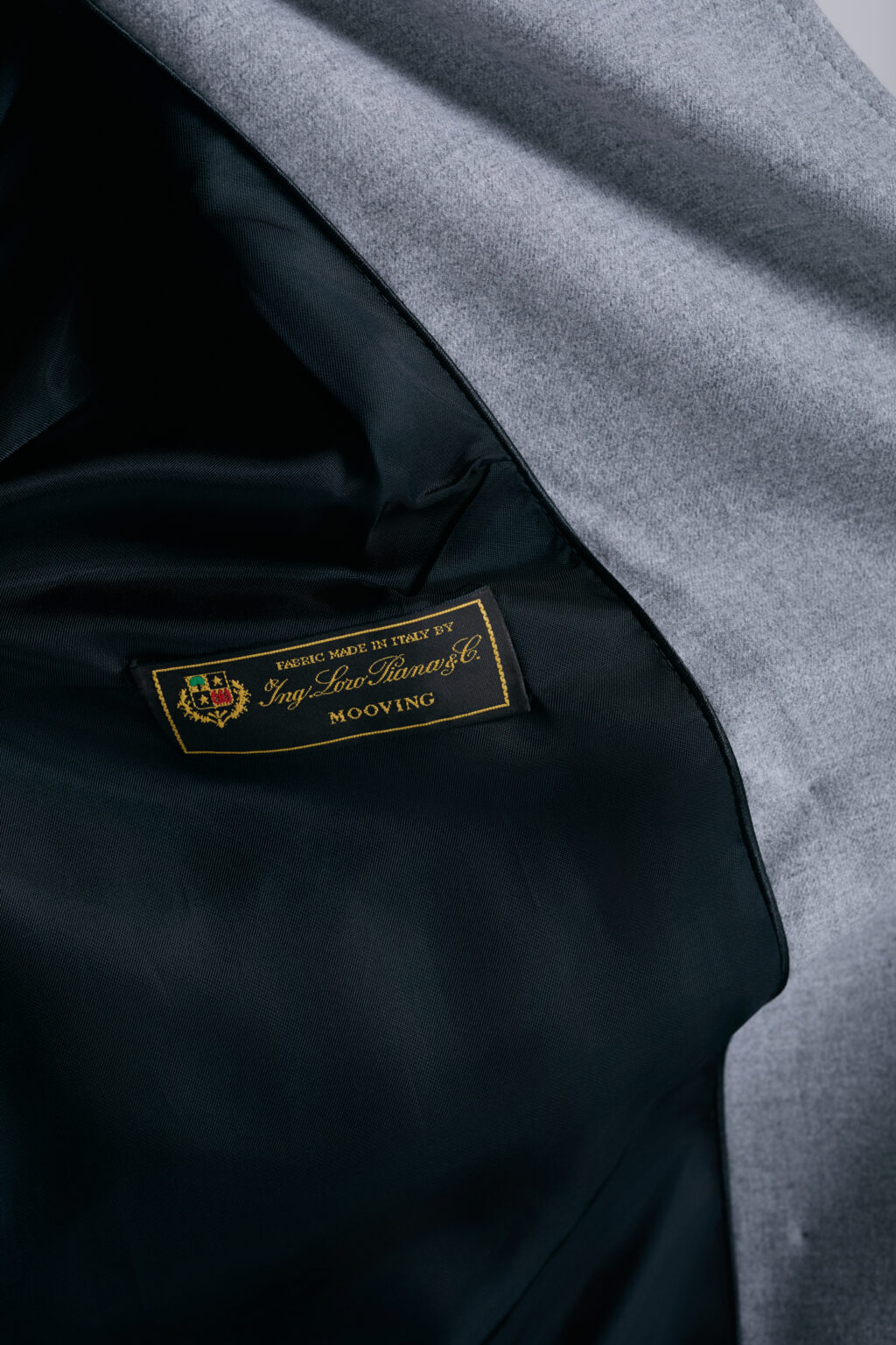 Trencz-z-wodoodpornej-wełny-szary-Marko-detal-wszywka