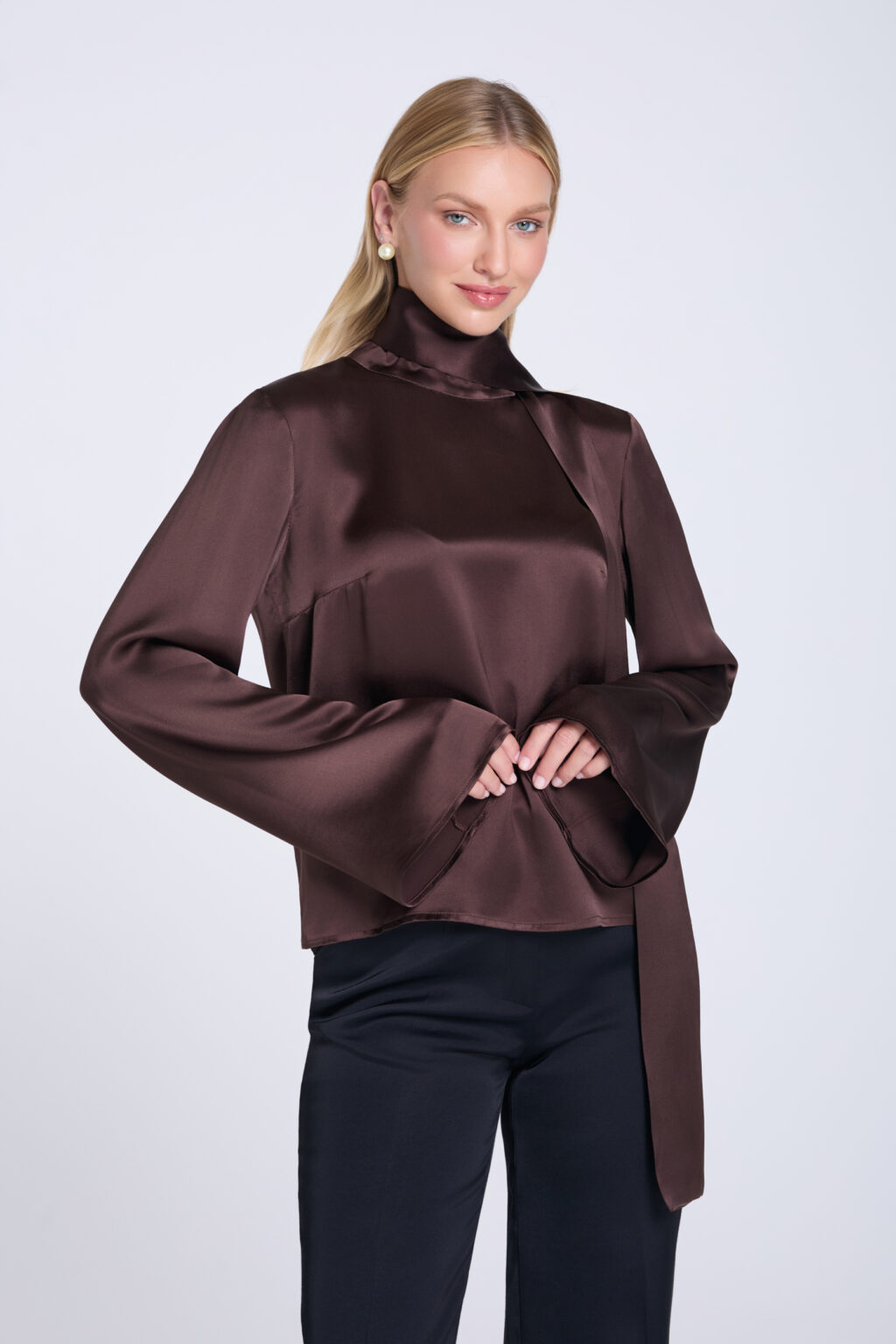 brazowa-bluzka-z-szarfa