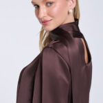 brazowa-bluzka-z-szarfa-detal