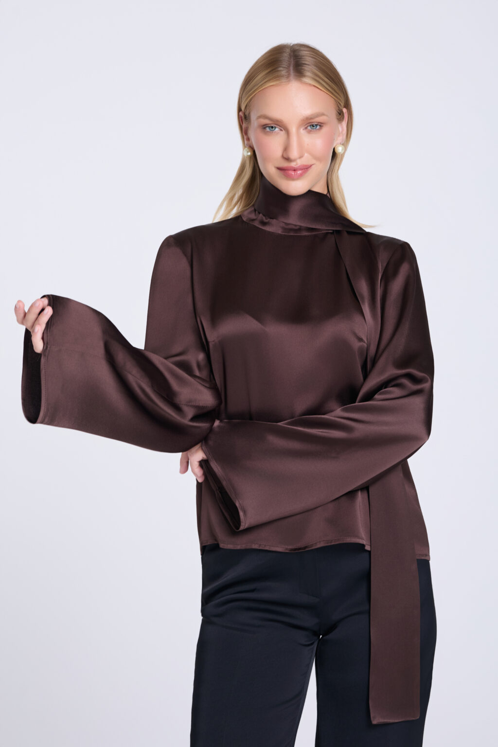 brazowa-bluzka-z-szarfa-przod-szeroki-rekaw