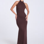 brazowa-sukienka-maxi-wiazana-na-szyi