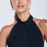 brazowa-sukienka-maxi-wiazana-na-szyi-czarna-detal