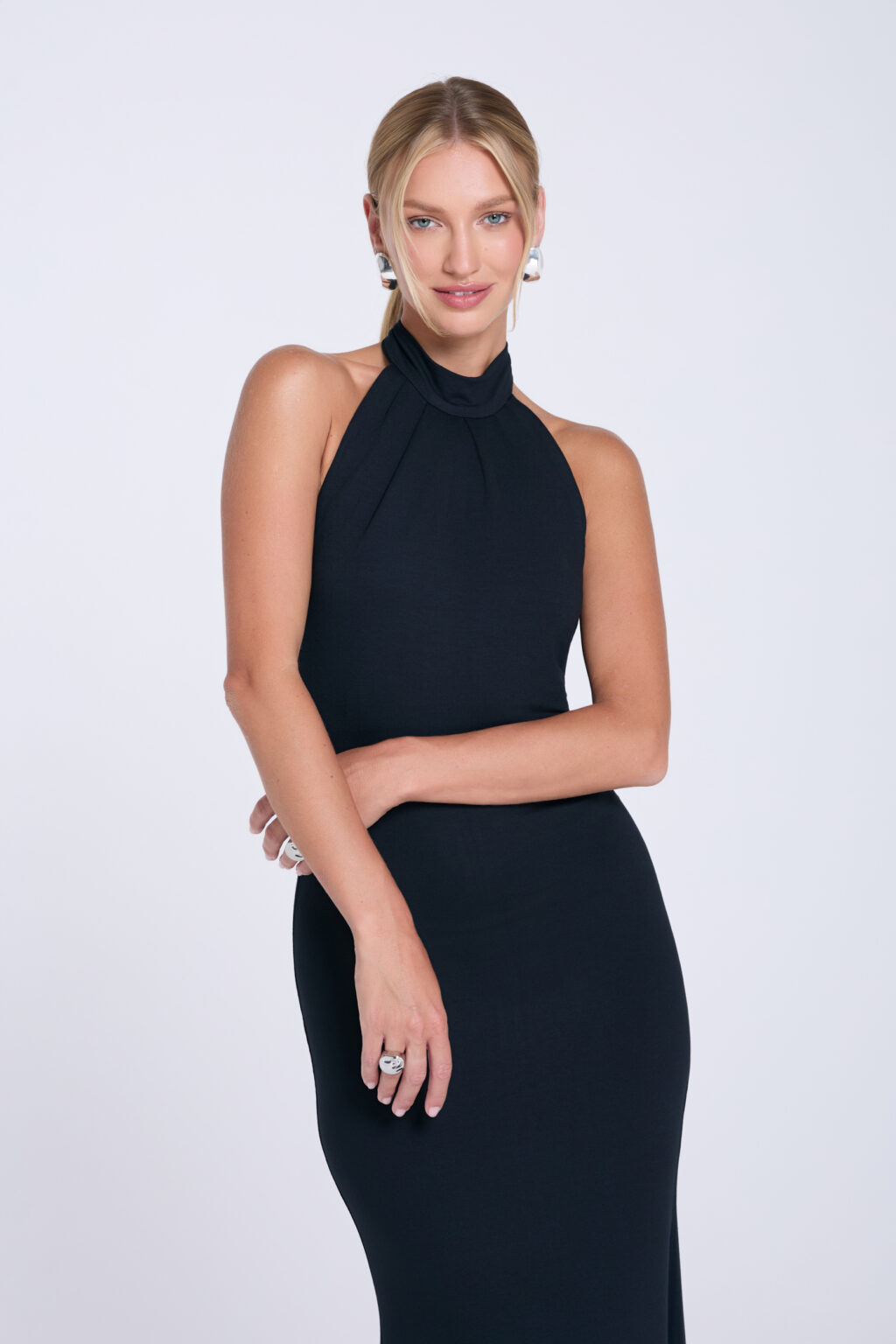 brazowa-sukienka-maxi-wiazana-na-szyi-czarna-przod