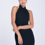 brazowa-sukienka-maxi-wiazana-na-szyi-czarna-przod