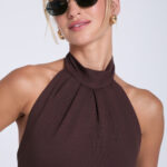 brazowa-sukienka-maxi-wiazana-na-szyi-detal