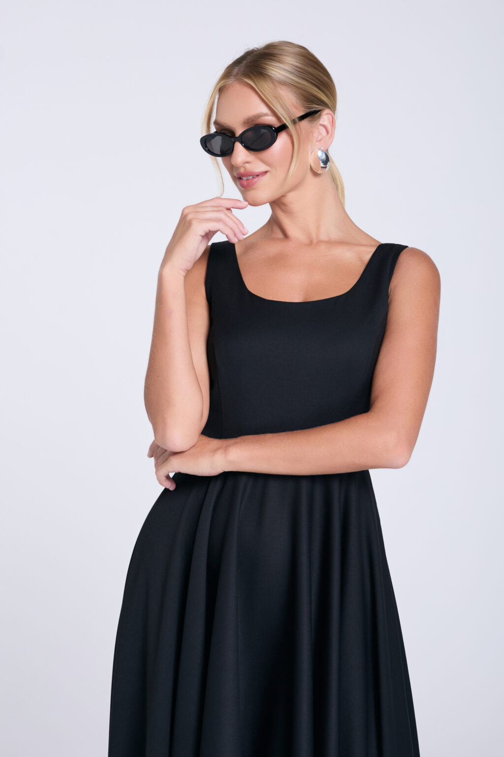 czarna-sukienka-midi-kate-przod
