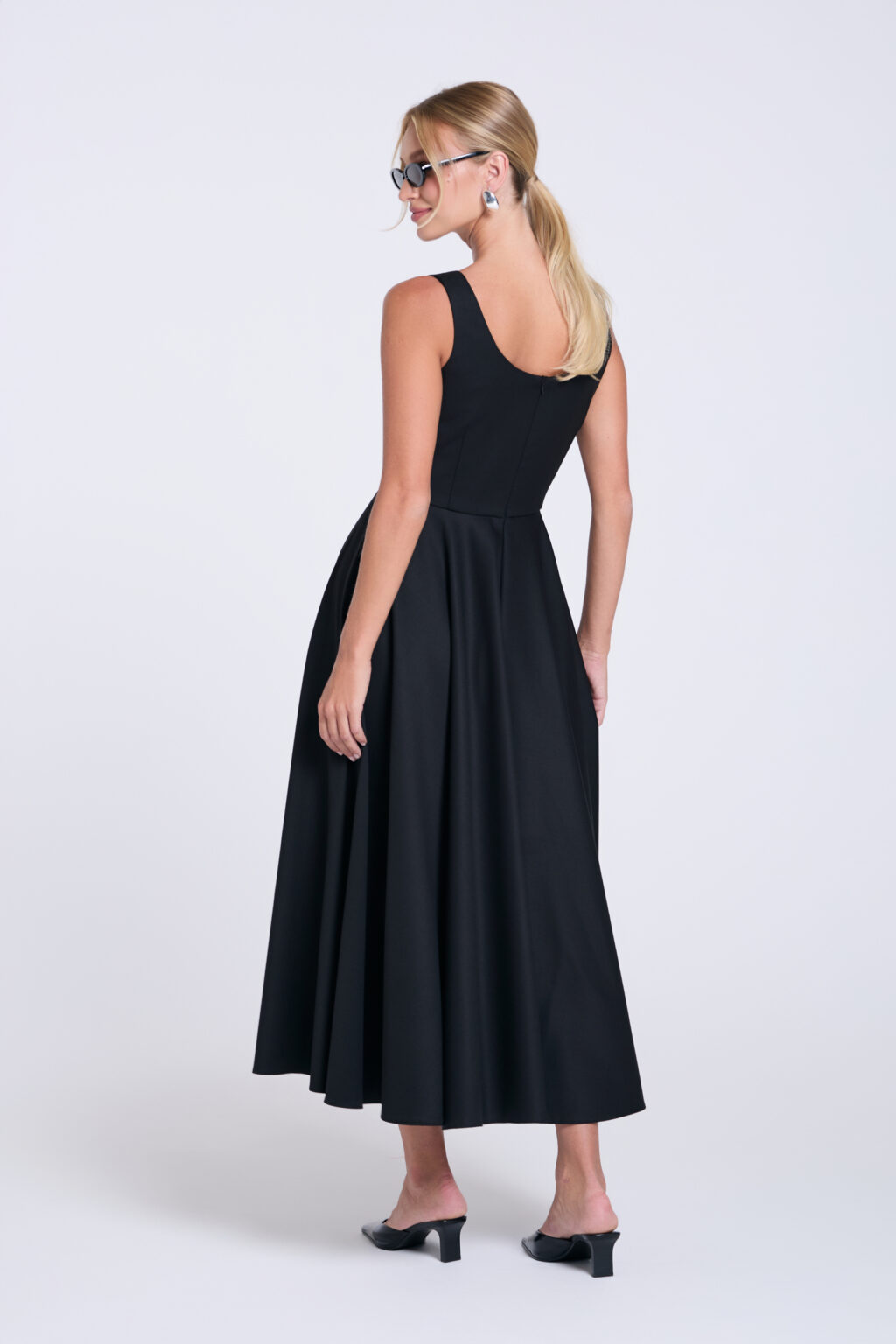 czarna-sukienka-midi-kate-sukienka-z-kola