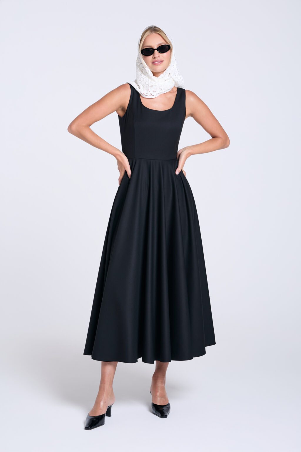 czarna-sukienka-midi-z-biala-chusta-z-koronki