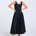 czarna-sukienka-midi-z-biala-chusta-z-koronki