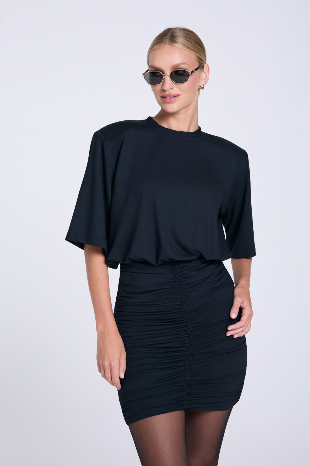 czarna-sukienka-mini-z-marszczeniem-przod