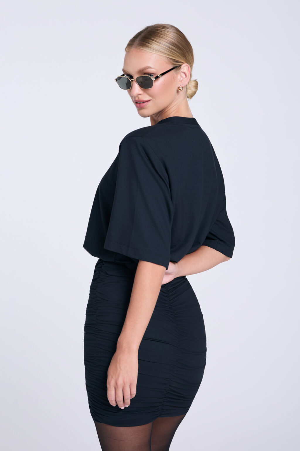 czarna-sukienka-mini-z-marszczeniem-tyl-detal