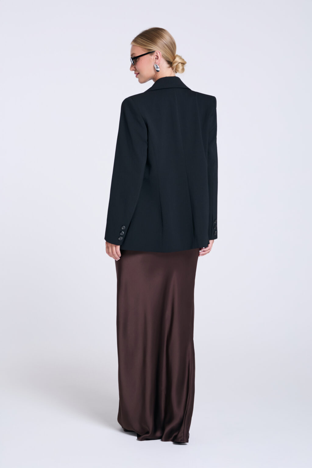 marynarka-czarna-damska-z-brazowa-sukienka-maxi-ivy