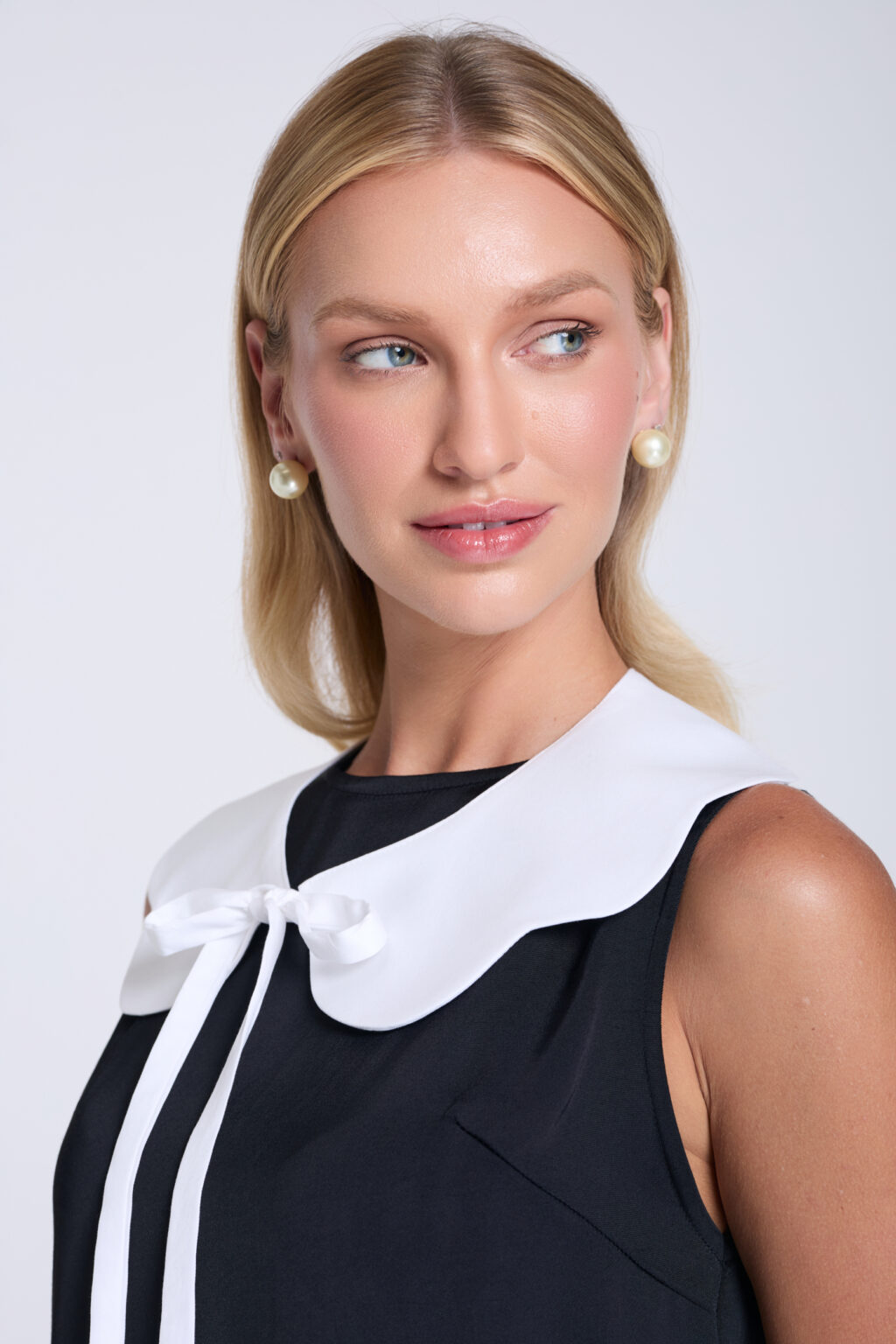 trapezowa-sukienka-damska-z-kolnierzykiem-detal