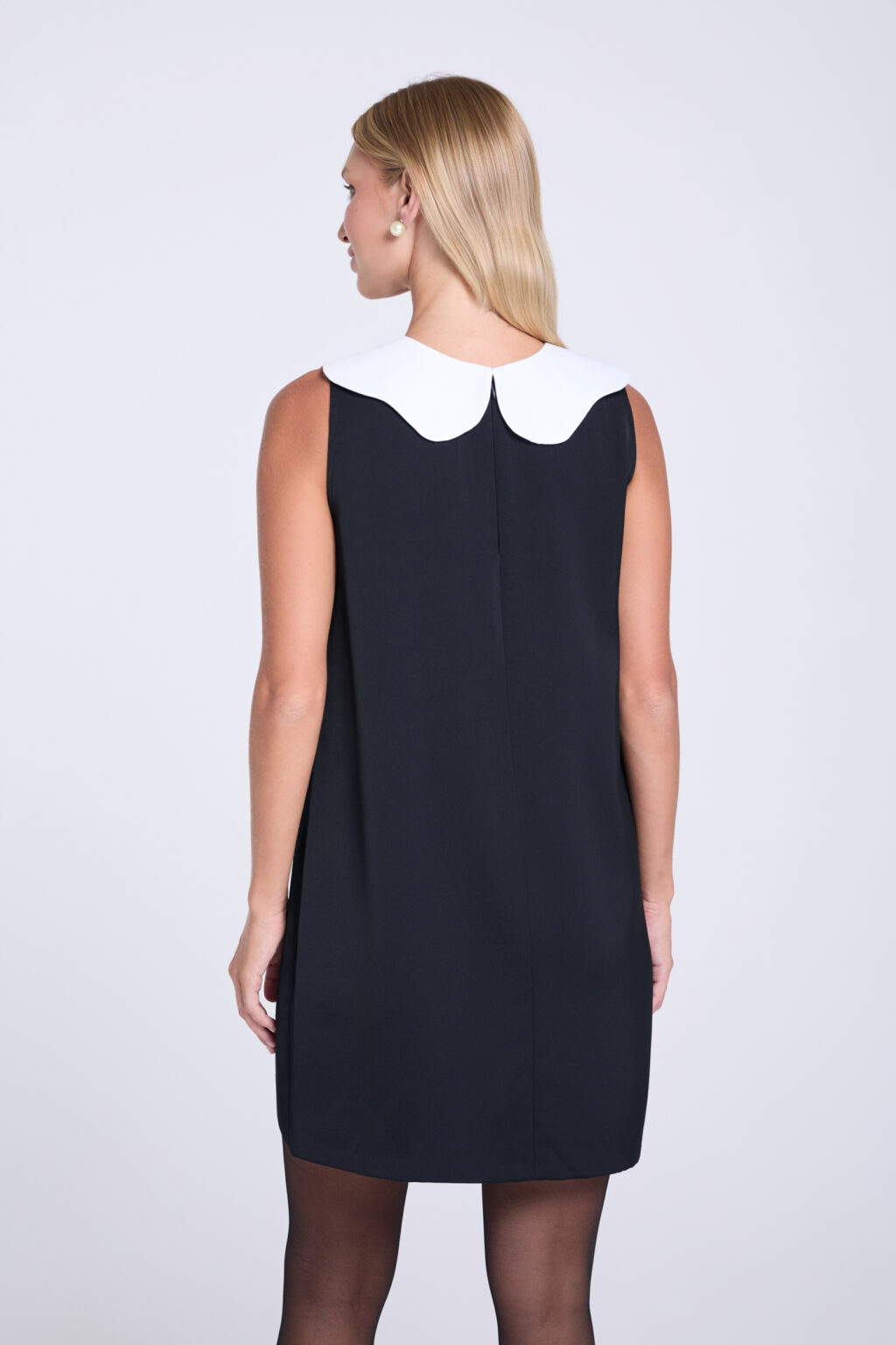 trapezowa-sukienka-damska-z-kolnierzykiem-tyl-detal