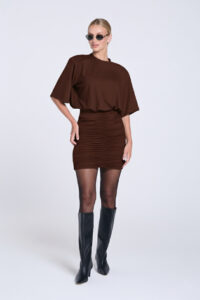 Sukienka mini z marszczeniem brązowa Agnes