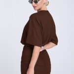 brazowa-sukienka-mini-z-marszczeniem-gora-tyl