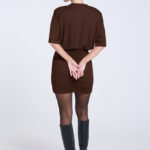 brazowa-sukienka-mini-z-marszczeniem-tyl-detal