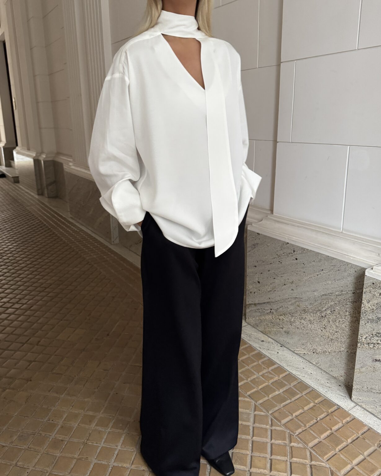 Bluzka-z-szarfa-biala-Mia-przod-5