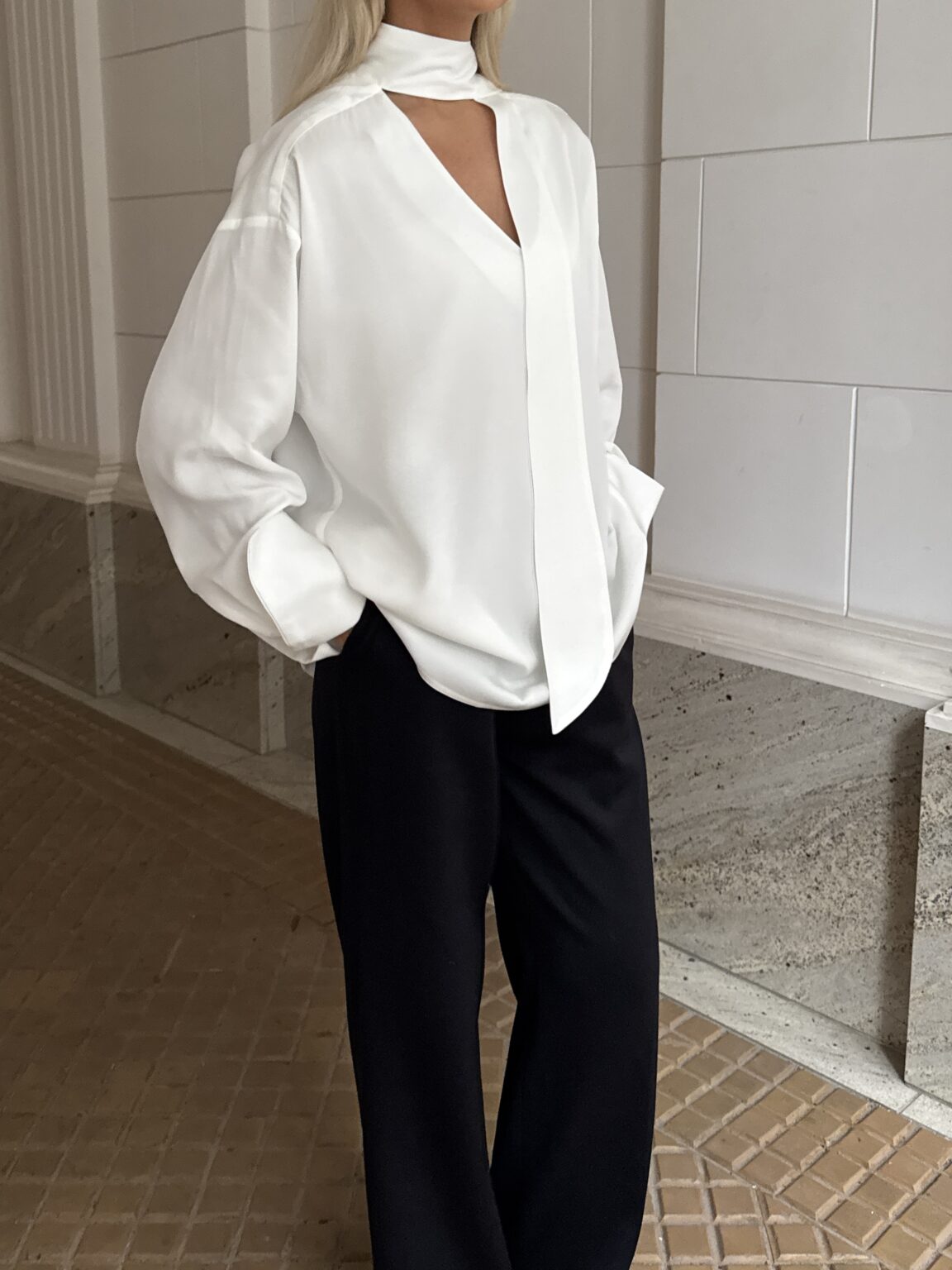 Bluzka-z-szarfa-biala-Mia-przod-6