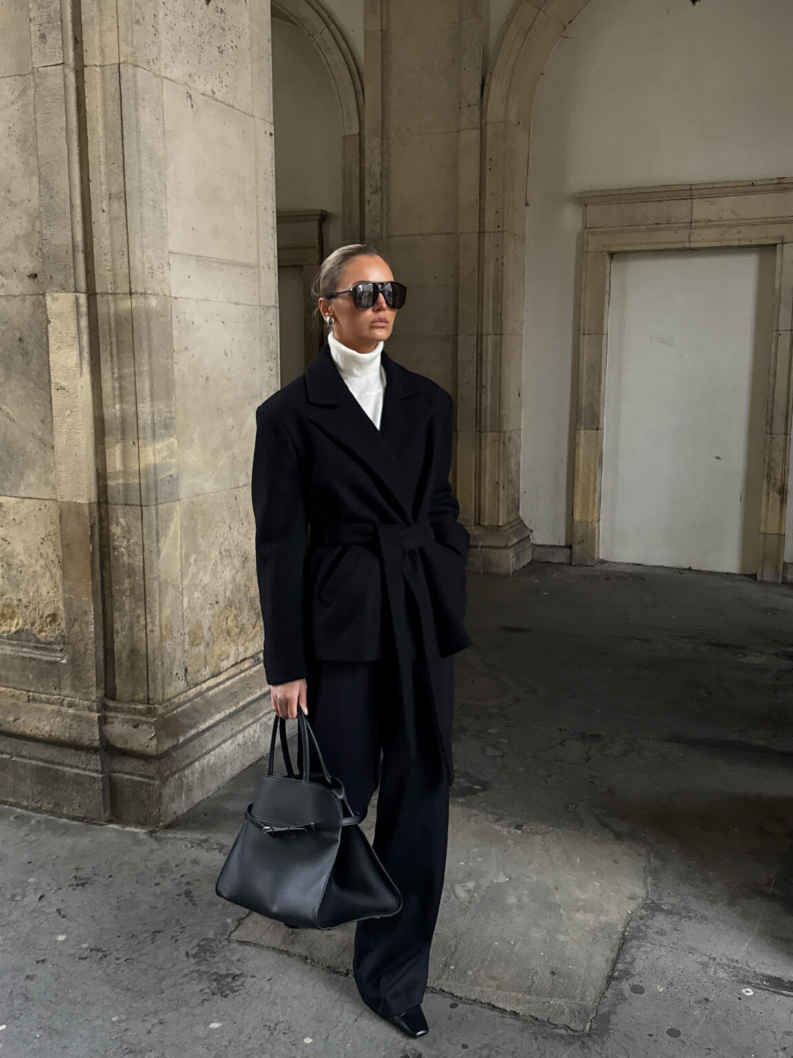 Bluzka-z-szarfa-biala-Mia-spodnie-2