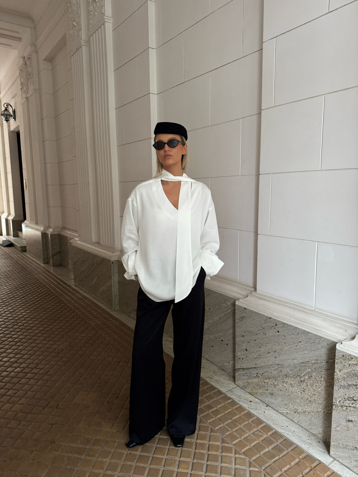 Bluzka-z-szarfa-biala-Mia-1