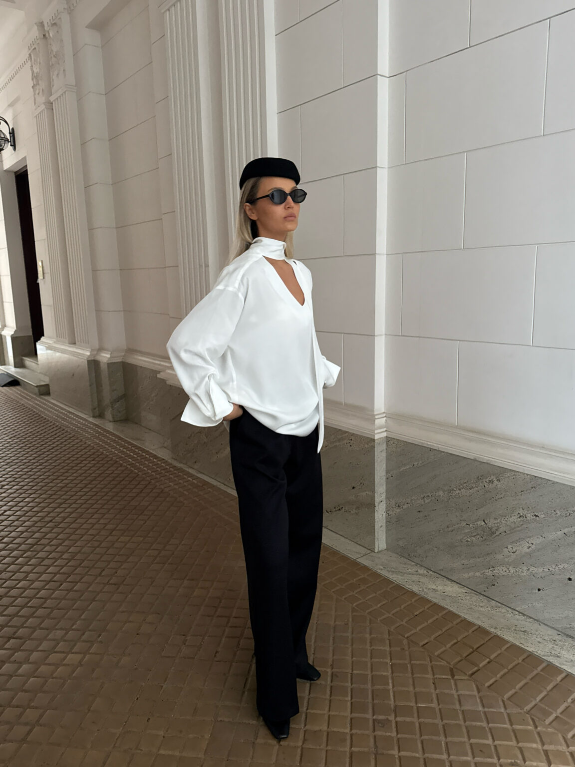 Bluzka-z-szarfa-biala-Mia-bok