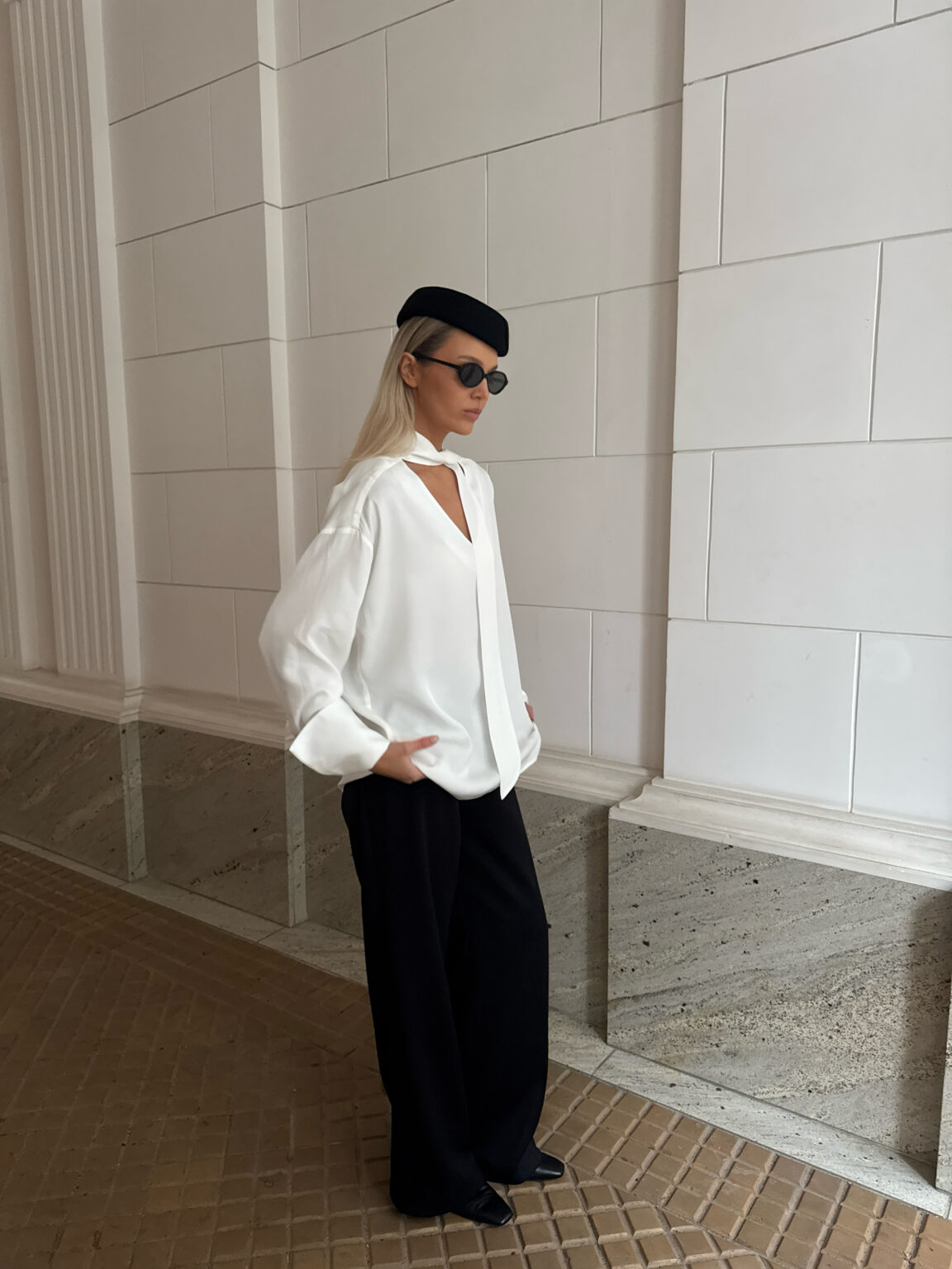 Bluzka-z-szarfa-biala-Mia-przod-1