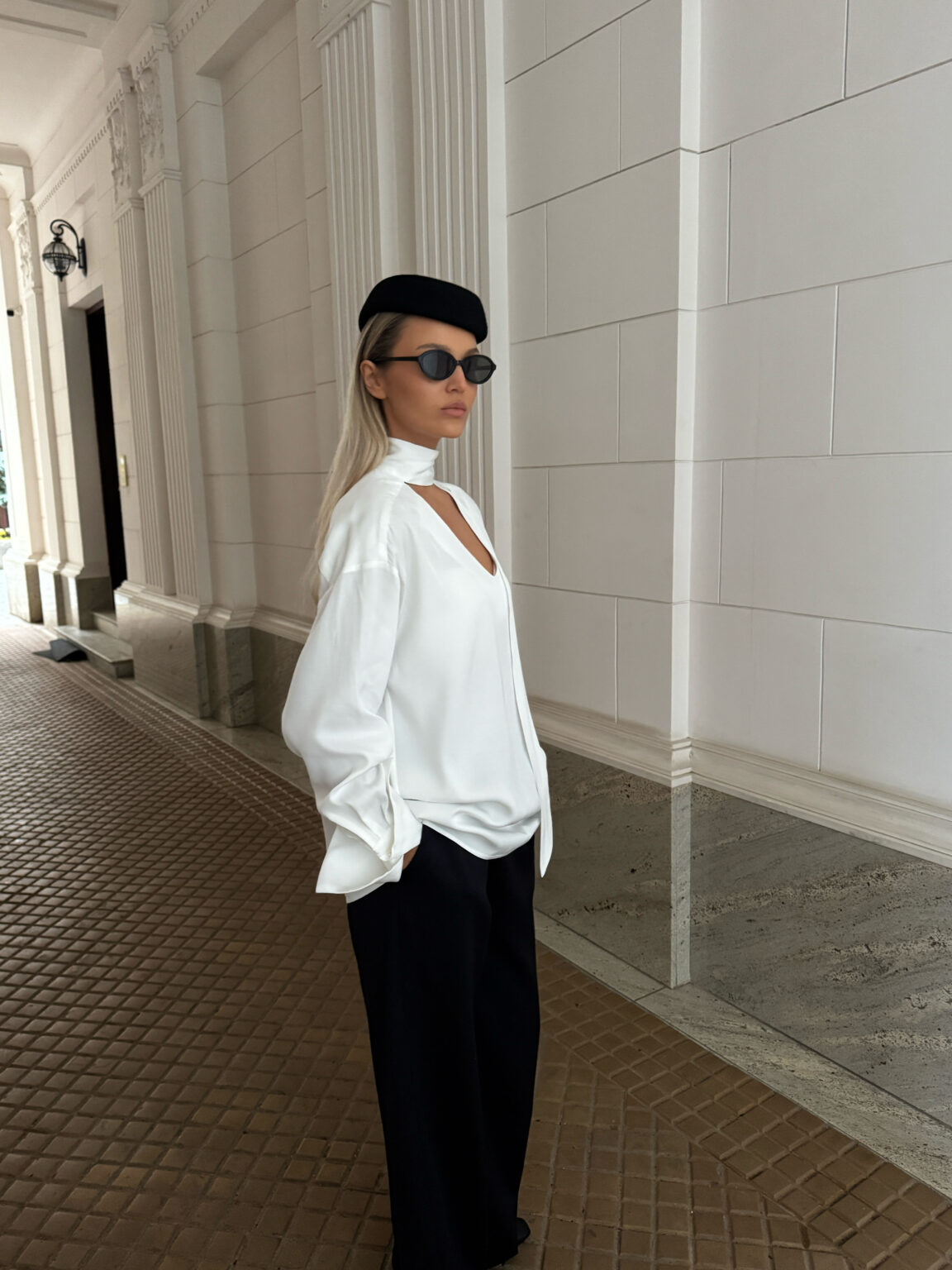 Bluzka-z-szarfa-biala-Mia-spodnie-welna