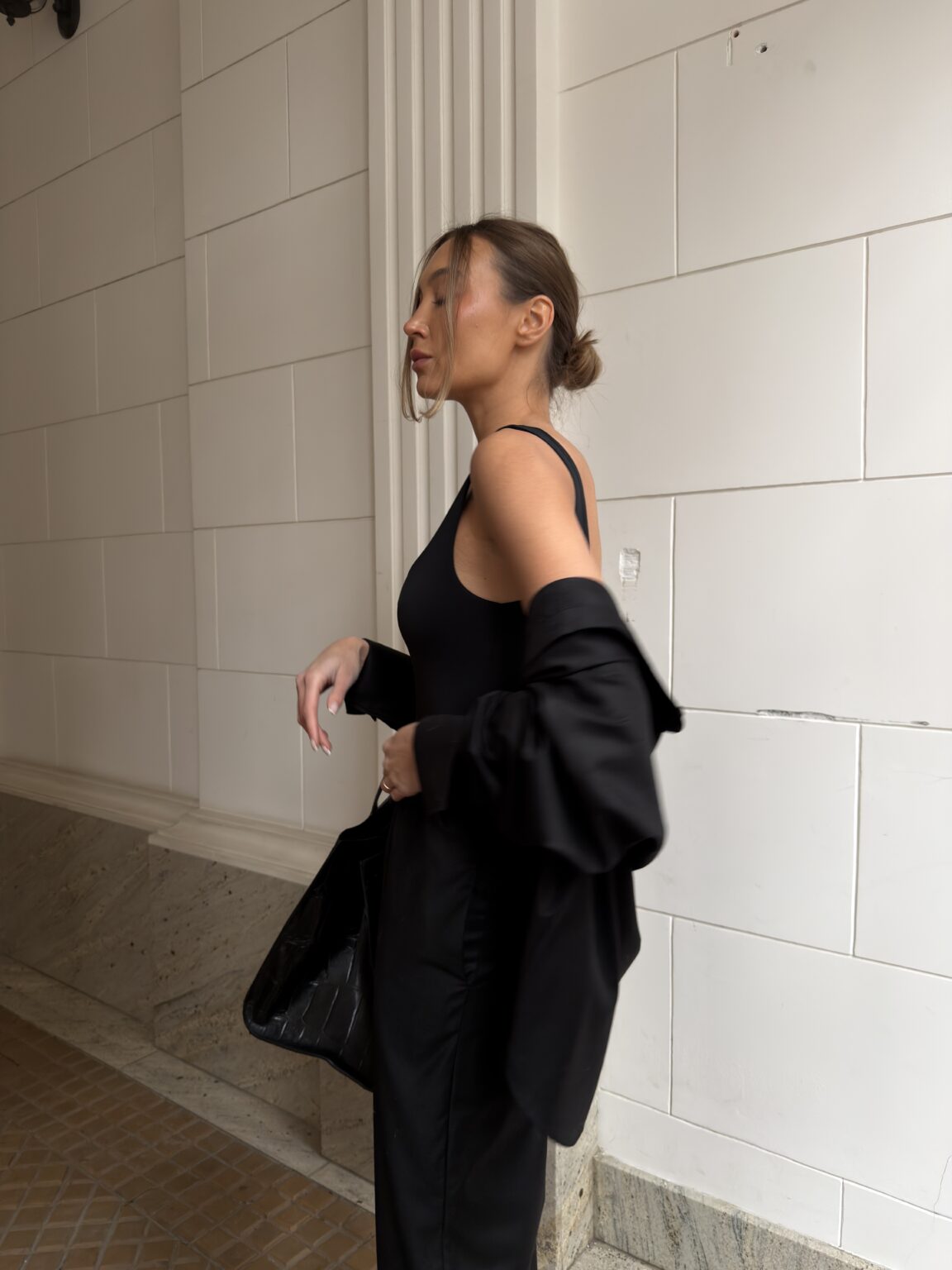 czarny-komplet-z-welny-ami-detal